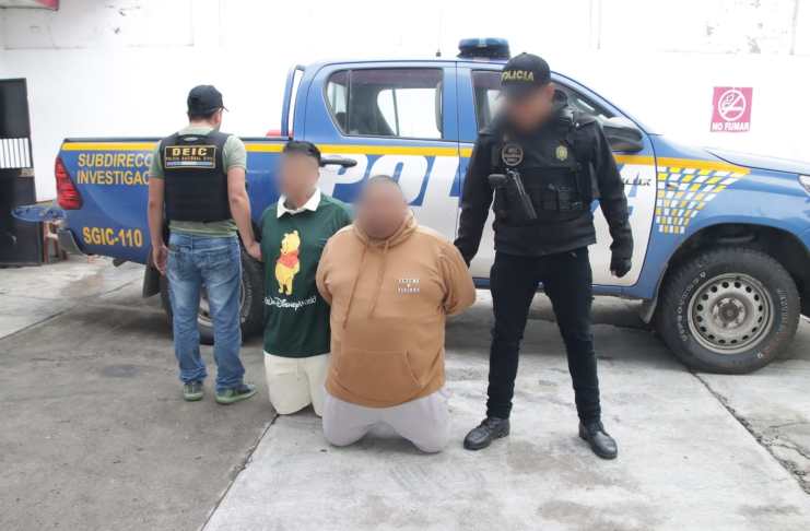 Capturan en Villa Canales a dos hombres que intentaron huir de la Policía; llevaban armas y municiones Los dos detenidos permanecen arrodillados junto a agentes de la PNC tras el operativo en Santa Elena Barillas, Villa Canales.