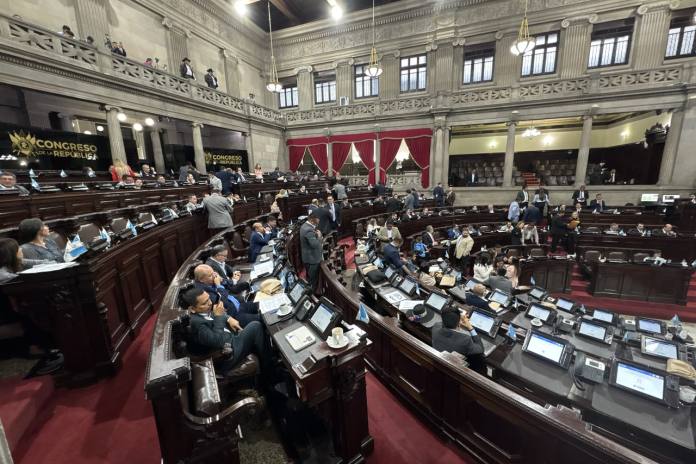 Congreso busca aprobar de urgencia apoyo para contener precios de combustibles. Foto La Hora: José Orozco.