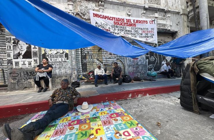 Exmilitares discapacitados protestan frente al Congreso por aumento de pensiones. Foto La Hora: José Orozco.