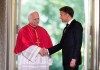 El Papa León XIV llega a Francia y en primeros mensajes alerta sobre riesgo de proliferación de armas nucleares El Papa León XIV y Emmanuel Macrón en Francia