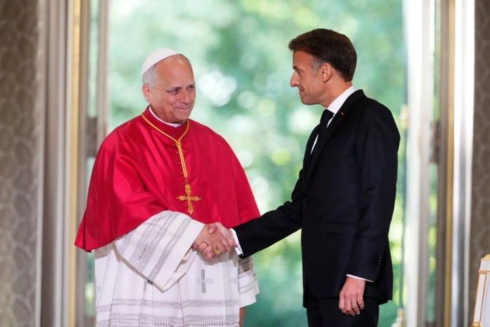 Macron defiende ante León XIV la laicidad francesa y una organización internacional sobre la IA El Papa León XIV y Emmanuel Macrón en Francia