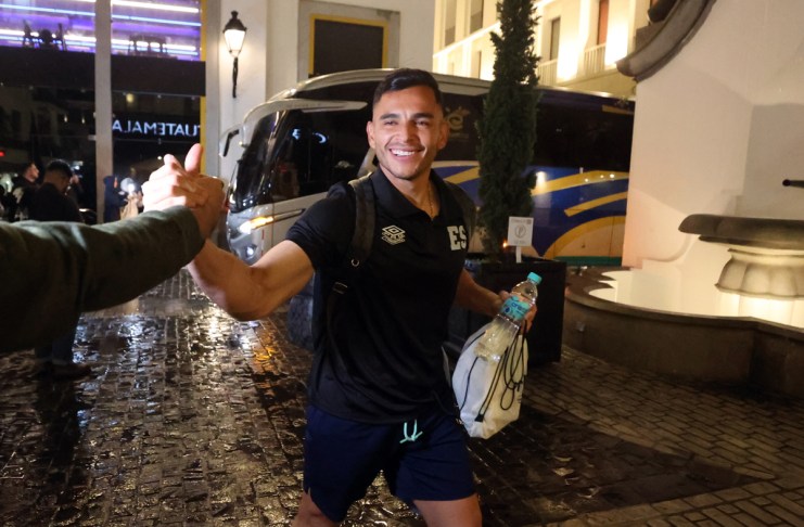 El jugador Benji Villalobos, de El Salvador, llega previo al partido ante Guatemala el lunes 28 de Septiembre por la Liga de Naciones Concacaf, en Ciudad de Guatemala. Foto La Hora: EFE/Fernando Ruiz.