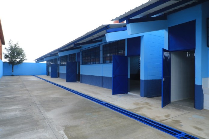 Escuela remozada por el Ministerio de Educación (Mineduc). Foto La Hora: AGN