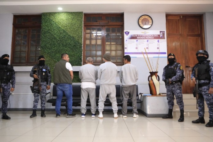 Cuatro acusados de narcotráfico con extraditados a EE. UU. Foto La Hora: Mingob
