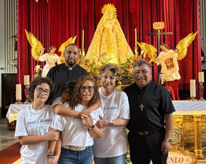 Familia de Ángelica María y Angélica Vale. Foto La Hora: FB Hermandad de Cristo Rey