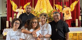 Angélica María y Angélica Vale admiran la imagen de Cristo Rey en la parroquia de Nuestra Señora de Candelaria Familia de Ángelica María y Angélica Vale. Foto La Hora: FB Hermandad de Cristo Rey