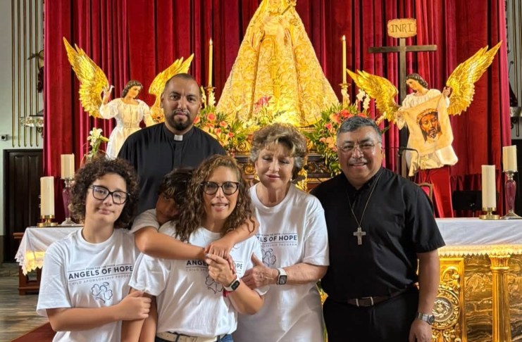 Familia de Ángelica María y Angélica Vale. Foto La Hora: FB Hermandad de Cristo Rey