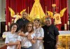 Angélica María y Angélica Vale admiran la imagen de Cristo Rey en la parroquia de Nuestra Señora de Candelaria Familia de Ángelica María y Angélica Vale. Foto La Hora: FB Hermandad de Cristo Rey