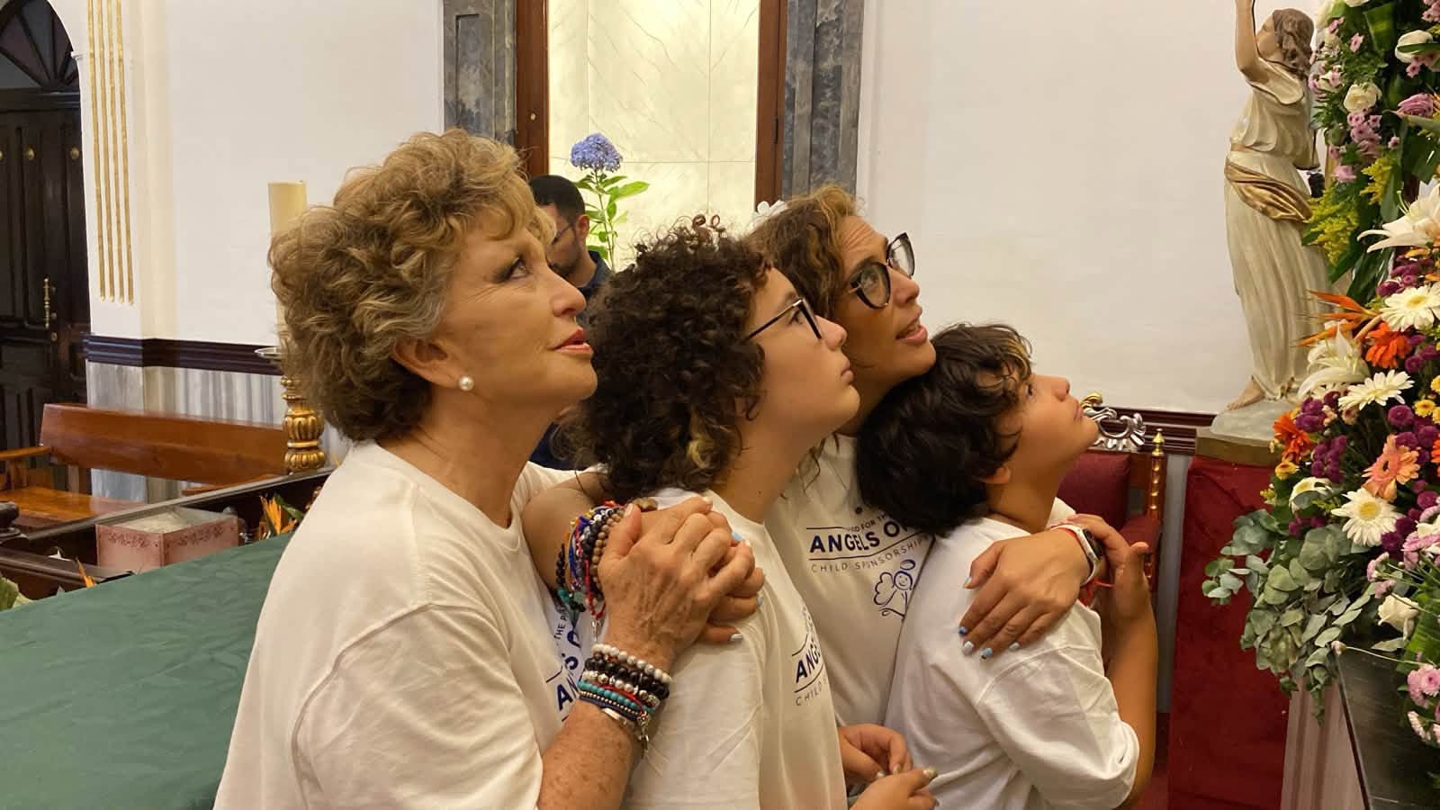 Familia Hartman admiran la imagen de Cristo Rey en la Parroquia de Nuestra Señora de Candelaria. Foto La Hora: FB Hermandad Cristo Rey