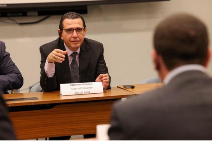 Fiscal General del MP, Gabriel García Luna, en reunión con el director adjunto de ICE. Foto La Hora: MP