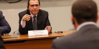Fiscal General del MP, Gabriel García Luna, en reunión con el director adjunto de ICE. Foto La Hora: MP