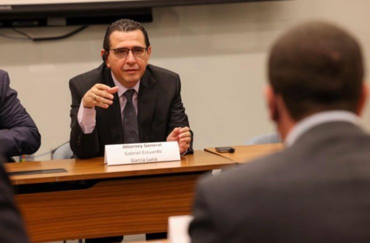 Fiscal General del MP, Gabriel García Luna, en reunión con el director adjunto de ICE. Foto La Hora: MP