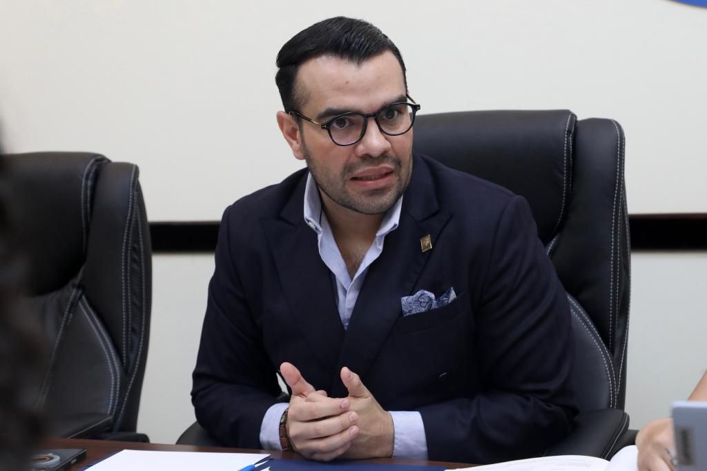 el diputado de la bancada Compromiso, Renovación y Orden (CREO), José Pablo Mendoza Franco,
