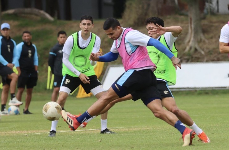Selección de Guatemala realiza su primer entreno rumbo a la Liga de Naciones de Concacaf La Selección de Guatemala, dirigida por Luis Fernando Tena, realizó su primer entrenamiento previo a enfrentar a Jamaica y El Salvador en la Liga de Naciones de Concacaf.