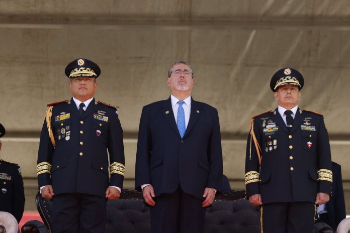 HRKT3NLWgAEXIGA (1) El presidente Bernardo Arévalo llamó a cadetes y oficiales de la escuela politécnica para "construir un ejército que Guatemala necesita".