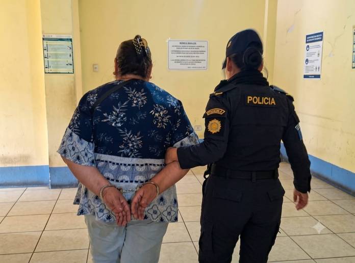Mujer capturada por presunta estafa en venta de terrenos en Santa Cruz del Quiché. Foto La Hora: PNC.