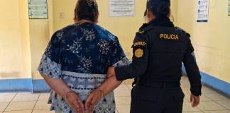 Mujer capturada por presunta estafa en venta de terrenos en Santa Cruz del Quiché. Foto La Hora: PNC.