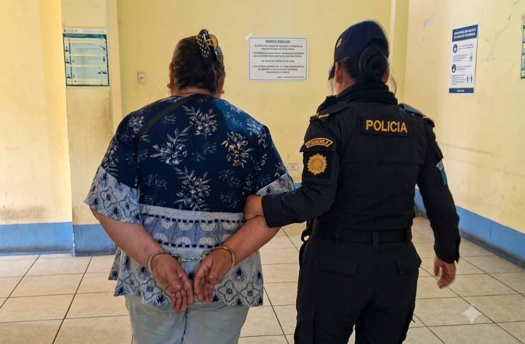 Mujer que ofrecía terrenos por redes sociales con documentación falsa es capturada por estafa Mujer capturada por presunta estafa en venta de terrenos en Santa Cruz del Quiché. Foto La Hora: PNC.