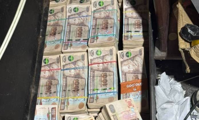 Los investigadores localizaron una fuerte suma de dinero en efectivo que, de manera preliminar, se calcula en por lo menos Q2 millones. Foto La Hora: PNC
