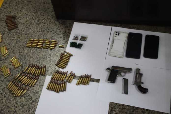 Un menor fue remitido por autoridades de la PNC derivado de transportar armas y municiones para el barrio 18 en Villa Nueva.