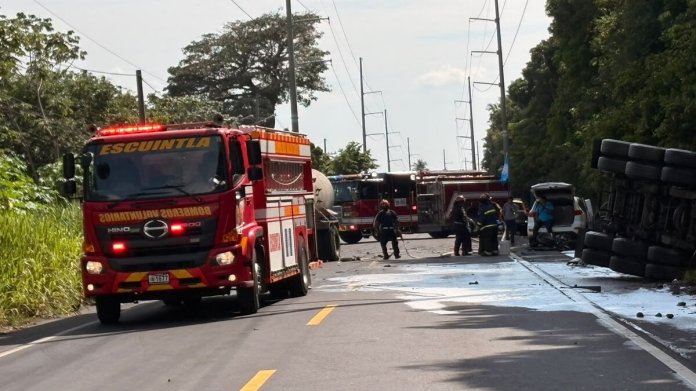 Bomberos Voluntarios confirmaron la muerte de tres personas tras un accidente múltiple en la ruta a Masagua, Escuintla.