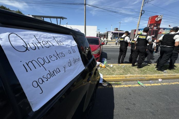 Las manifestaciones ocurridas durante los últimos días tienen como denominador la solicitud de eliminar impuestos. Foto La Hora: Daniel Ramírez.