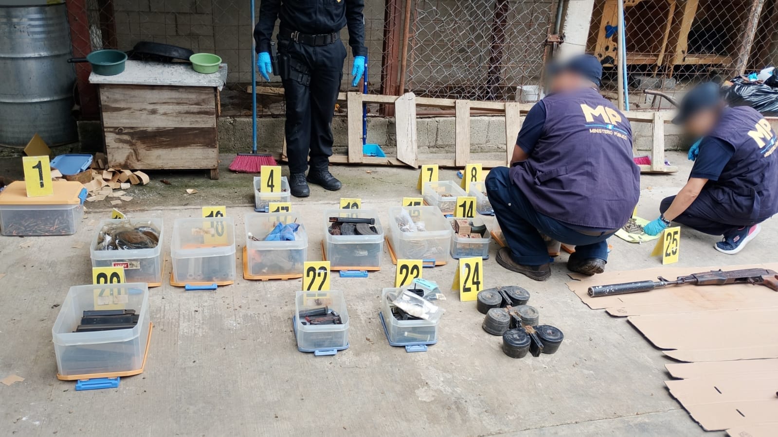 Evidencias incautadas tras los allanamientos en San José Pinula por el MP y PNC. Foto La Hora: Ministerio Público.