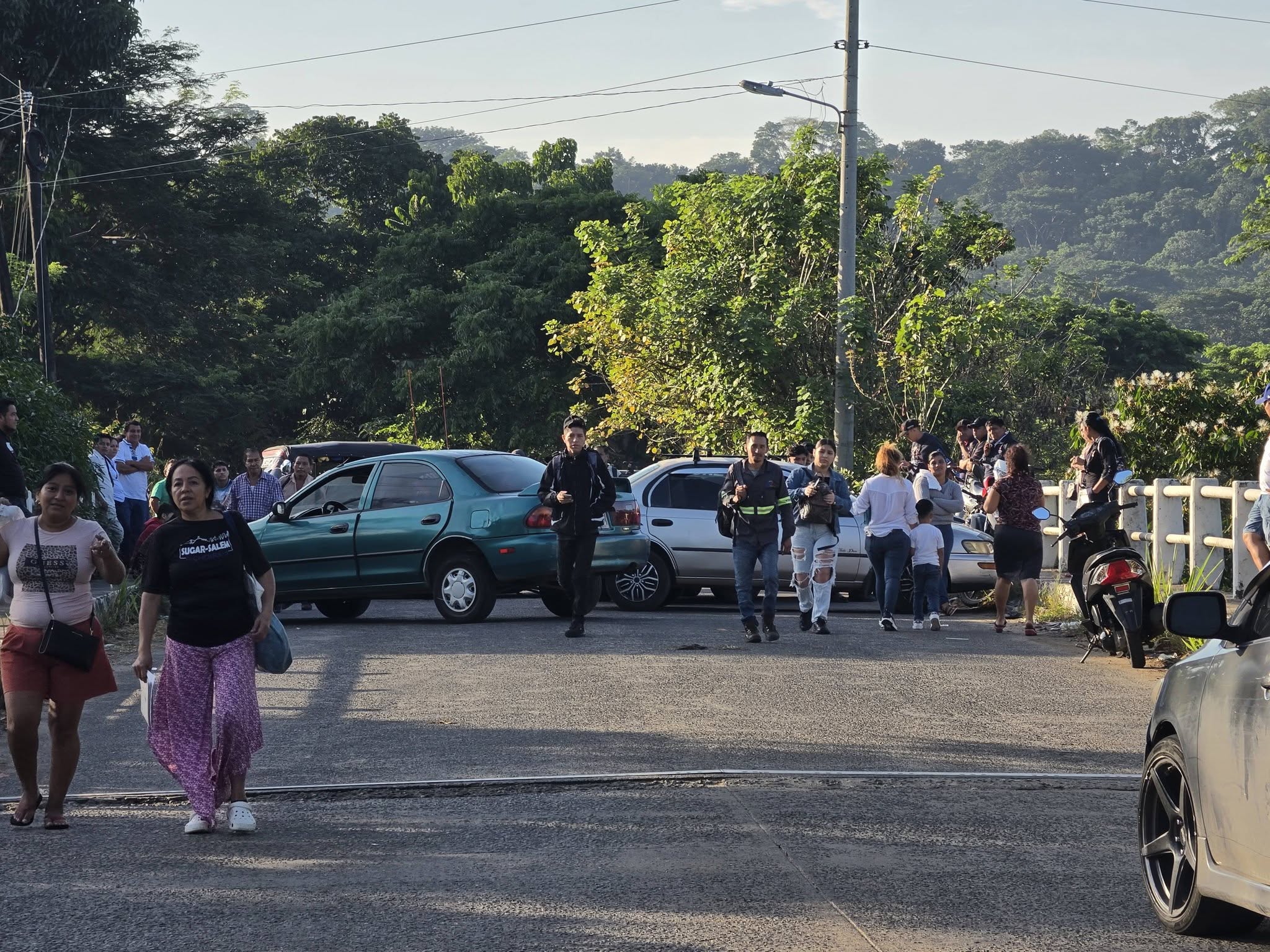 Imágenes de bloqueos en las entradas a Malacatán, San Marcos. Foto La Hora: Tele 12 Noticias. 
