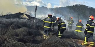 Incendio en bodega de fábrica de colchones deja daños materiales en la ruta Interamericana Incendio estructural registrado en la ruta interamericana. Foto La Hora: Conred