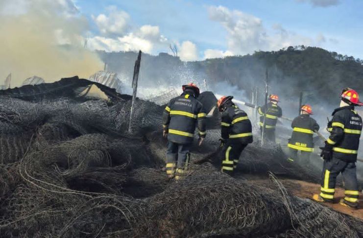 Incendio estructural registrado en la ruta interamericana. Foto La Hora: Conred