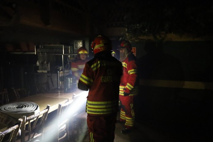 Una fuga de gas pudo haber originado un incendio en un centro comercial de la zona11, según Bomberos Municipales. Foto La Hora: Bomberos Municipales