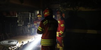 Una fuga de gas pudo haber originado un incendio en un centro comercial de la zona11, según Bomberos Municipales. Foto La Hora: Bomberos Municipales