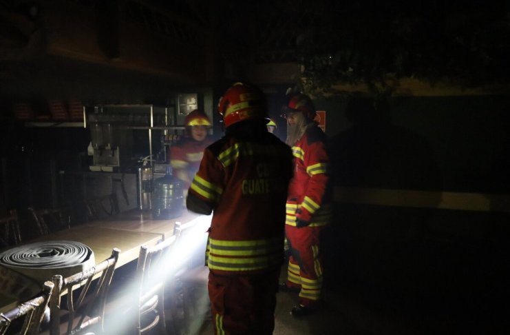 Una fuga de gas pudo haber originado un incendio en un centro comercial de la zona11, según Bomberos Municipales. Foto La Hora: Bomberos Municipales