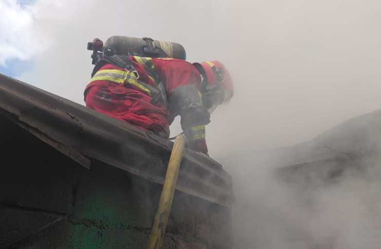 Incendio en vivienda de La Florida zona 19. Foto La Hora: CBM.