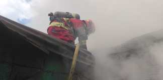 Rescatan a dos adultos mayores atrapados durante incendio en La Florida, zona 19 Incendio en vivienda de La Florida zona 19. Foto La Hora: CBM.