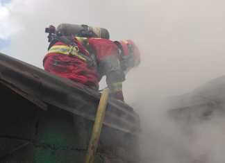 Rescatan a dos adultos mayores atrapados durante incendio en La Florida, zona 19 Incendio en vivienda de La Florida zona 19. Foto La Hora: CBM.