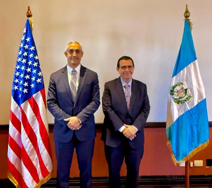 Director de la JTFA, Jay Bauer, y el fiscal general y jefe del Ministerio Público (MP), Gabriel García Luna. Foto La Hora: US Embassy