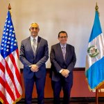Director de la JTFA, Jay Bauer, y el fiscal general y jefe del Ministerio Público (MP), Gabriel García Luna. Foto La Hora: US Embassy