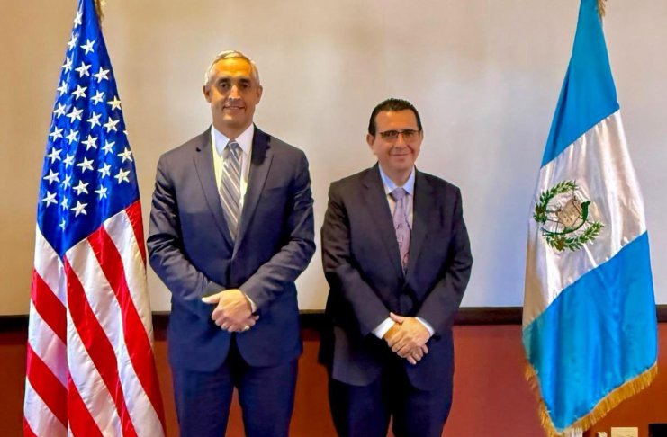 Director de la JTFA, Jay Bauer, y el fiscal general y jefe del Ministerio Público (MP), Gabriel García Luna. Foto La Hora: US Embassy