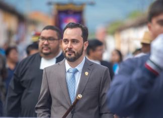 MP pide retirar inmunidad al alcalde de Antigua por presuntas irregularidades en una licencia municipal El alcalde de Antigua Guatemala, Juan Manuel Asturias Sueiras, enfrenta una solicitud de antejuicio presentada por la Fiscalía Contra la Corrupción del Ministerio Público.