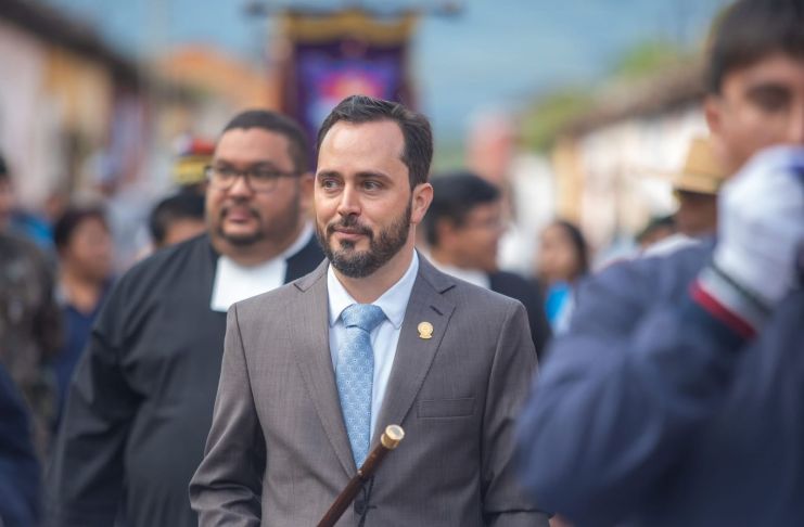 MP pide retirar inmunidad al alcalde de Antigua por presuntas irregularidades en una licencia municipal El alcalde de Antigua Guatemala, Juan Manuel Asturias Sueiras, enfrenta una solicitud de antejuicio presentada por la Fiscalía Contra la Corrupción del Ministerio Público.