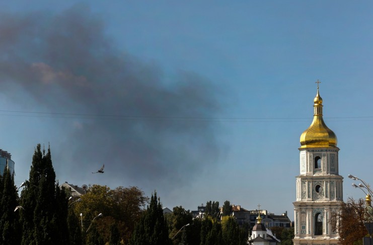Columna de humo detrás de la iglesia de Santa Sofía de Kiev.