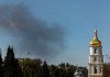 Columna de humo detrás de la iglesia de Santa Sofía de Kiev.