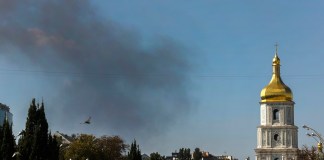Rusia ataca la región de Kiev y causa dos heridos en edificio residencial Columna de humo detrás de la iglesia de Santa Sofía de Kiev.
