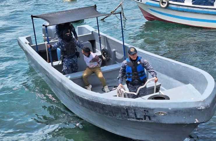 Capturan a piloto señalado de conducir ebrio una lancha en Atitlán Denuncias de pasajeros alertaron sobre un piloto que navegaba ebrio en Atitlán.