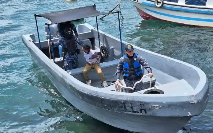 Lancha Denuncias de pasajeros alertaron sobre un piloto que navegaba ebrio en Atitlán.