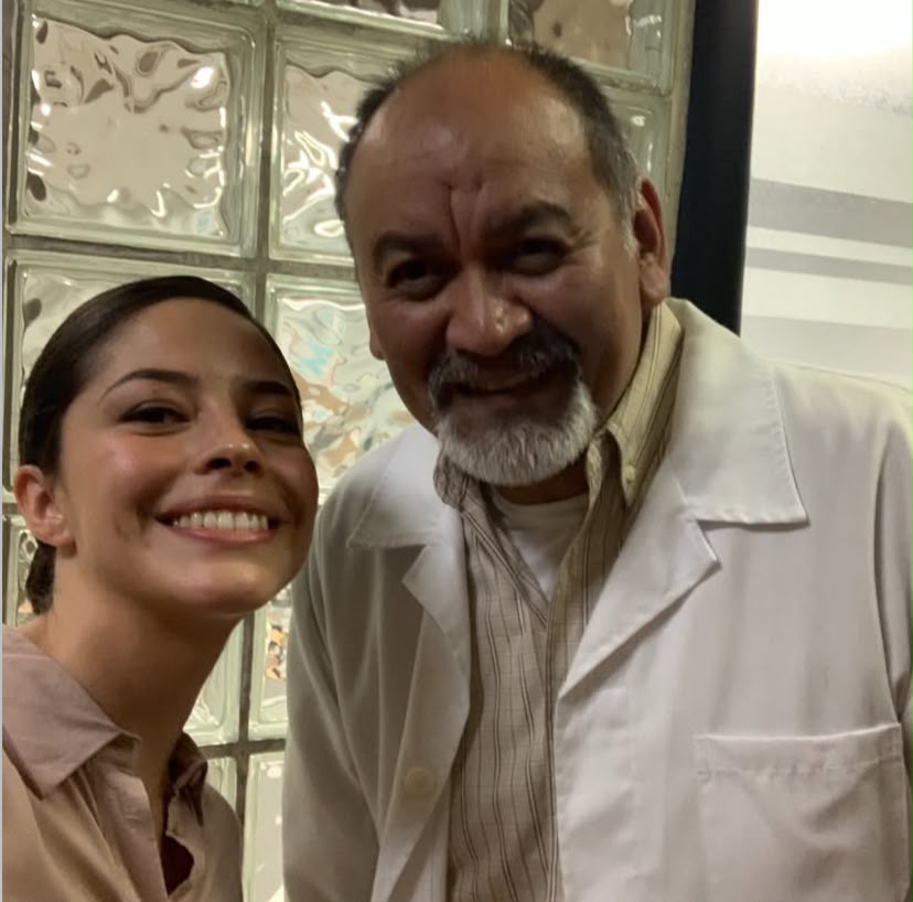 Lourdes Chávez junto con Mario de León en el set de El Juicio. Foto La Hora: Ig Lourdes Chávez 