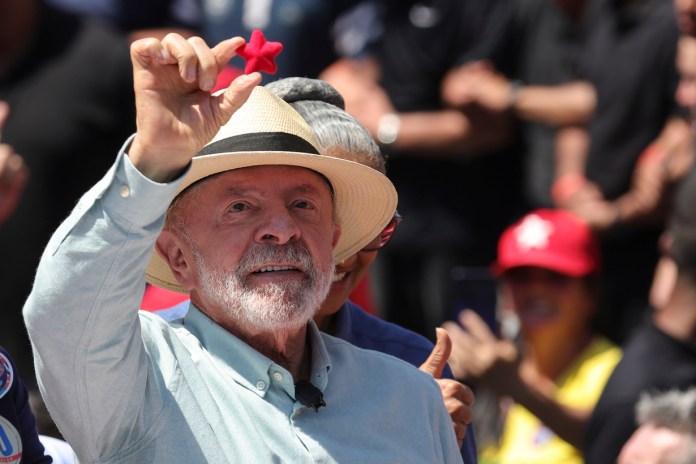 A ocho días de las elecciones en Brasil, Lula da Silva y Flávio Bolsonaro llevaron sus campañas a las periferias de São Paulo y Río de Janeiro, dos estados clave en la disputa electoral.