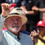 A ocho días de las elecciones en Brasil, Lula da Silva y Flávio Bolsonaro llevaron sus campañas a las periferias de São Paulo y Río de Janeiro, dos estados clave en la disputa electoral.
