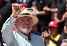 A ocho días de las elecciones en Brasil, Lula da Silva y Flávio Bolsonaro llevaron sus campañas a las periferias de São Paulo y Río de Janeiro, dos estados clave en la disputa electoral.